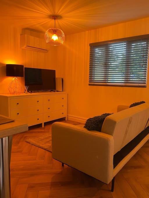 Cozy Cabin With Modern Comforts Wootton  Экстерьер фото